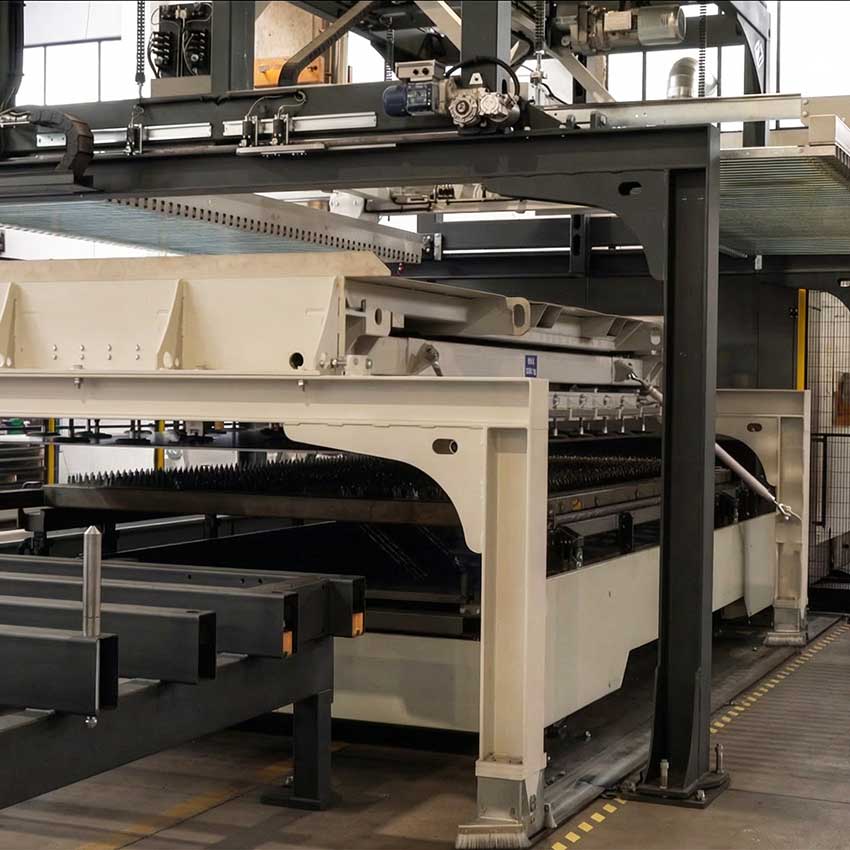 Sistema automatico di carico e gestione lamiera nell’impianto di taglio laser Brigato per lavorazioni di carpenteria metallica di precisione.